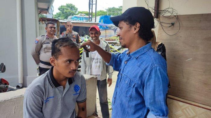 Zulham, korban pemukulan tengah menggunting rambut Faizul, Casis Tamtama polri yang sempat jadi tersangka, Sabtu (10/2/2024).