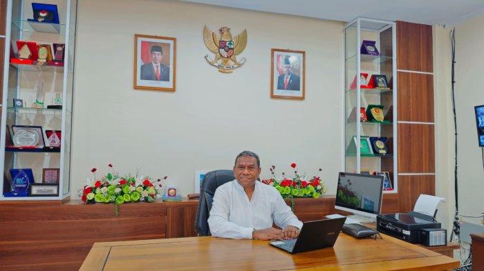 Rektor Institut Agama Kristen Negeri (IAKN) Ambon, Prof. Dr. Yance Z. Rumahuru saat diwawancarai TribunAmbon.com di ruang kerjanya, Senin (19/8/2024).