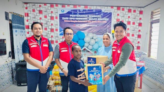 Sales Area Manager PT. Pertamina Patra Niaga Maluku, Mohammad Rizal, Sales Branch Manager, Aditya Herdi Permadi dan Yasfa Mahendra Putra saat menyerahkan bingkisan Natal tuk Panti Asuhan Maria Mediatrix di Ambon, Jumat (27/12/2024).