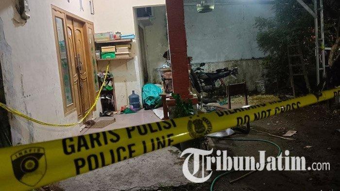 PRODUKSI SENJATA - Rumah di kawasan Perumahan Kalianyar, Kecamatan Kapas, Kabupaten Bojonegoro, Jawa Timur, menjadi tempat produksi senjata api (senpi) ilegal yang dipasok untuk Kelompok Kriminal Bersenjata (KKB) di Papua, Selasa (11/3/2025). Suasana di perumahan yang berada di barat Pasar Kalianyar itu, kini tampak lengang, pasca digerebek oleh Satgas Khusus Mabes Polri pada Sabtu (8/3/2025).