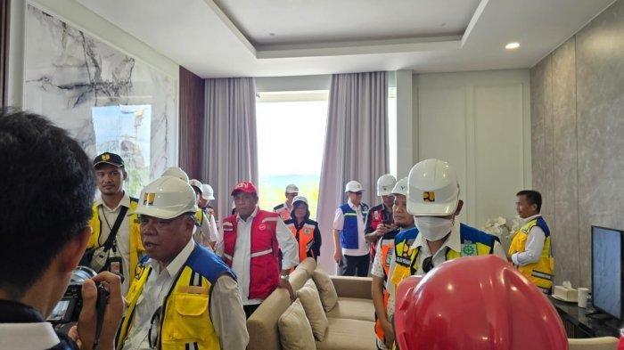 Menteri Pekerjaan Umum dan Perumahan Rakyat (PUPR) Basuki Hadimuljono mengecek rumah dinasnya di Ibu Kota Nusantara (IKN) Kalimantan Timur.