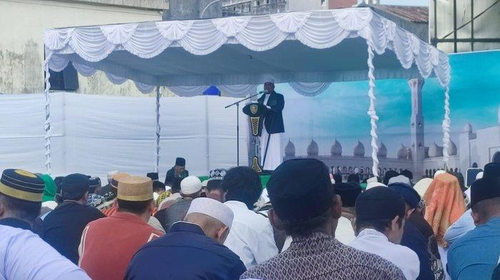 SALAT IED - Wakil Gubernur Abdullah Vanath bertindak sebagai khatib Salat Ied 1446 H di Lapangan Merdeka Kota Ambon, Senin (31/3/2025)