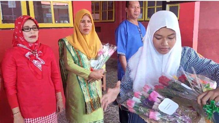 Para siswa SMA 13 Ambon memberikan bunga kepada para guru di moment peringatan Hardiknas, Kamis (2/5/2024).