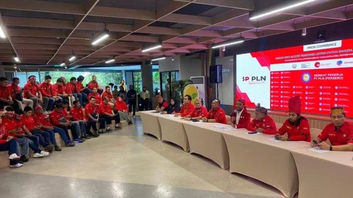 Serikat pekerja PLN tolak kebijakan Power Wheeling. Penerapan Power Wheeling justru dapat merugikan Badan Usaha Milik Negara (BUMN), APBN, dan konsumen secara akumulatif.