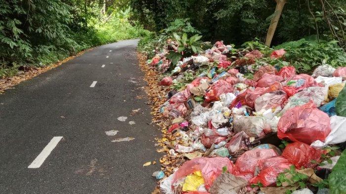 Tumpukan sampah di pertengahan Dusun Air Ali dan Karanjang, Kecamatan Teluk Ambon, Kota Ambon, Sabtu (25/1/2025).