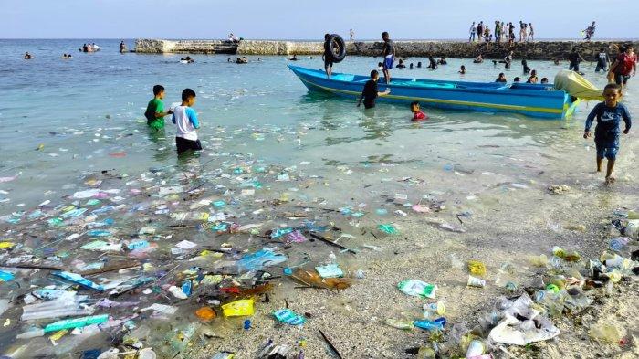 Sampah Plastik Mengapung di Pantai Santai Beach, Pengunjung Batal Berenang, Senin (1/1/2023)