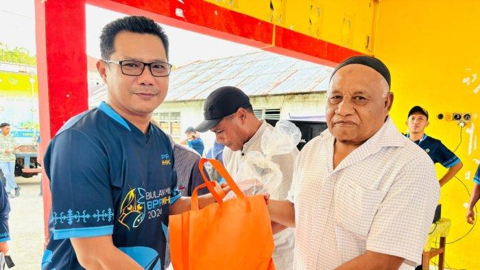 Pemberian bingkisan kepada warga Negeri Morella oleh Kepala BPPMHKP Ambon saat Sosialisasi Cara Penanganan Ikan yang Baik dalam rangka Bulan Mutu BPPMHKP Tahun 2024 di Negeri Morella, Kabupaten Maluku Tengah Provinsi Maluku bersama Anggota Komisi IV DPR RI Ibu Saadiah Uluputty