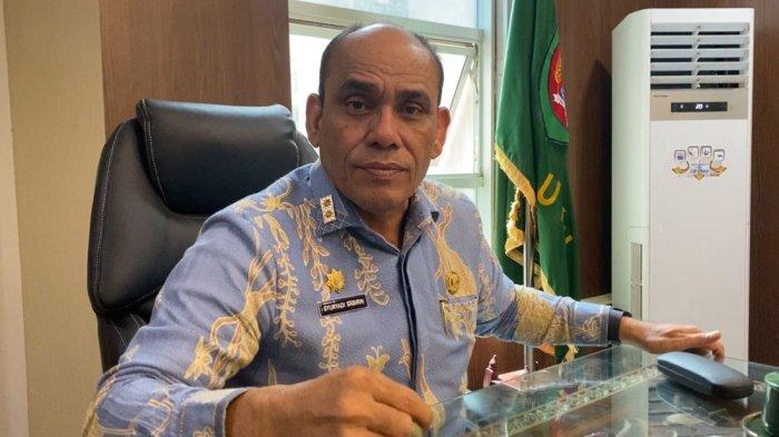 Plh. Sekda Maluku, Syuryadi Sabirin saat diwawancarai di ruang kerjanya di Kantor Gubernur Maluku, Kamis (24/10/2024).