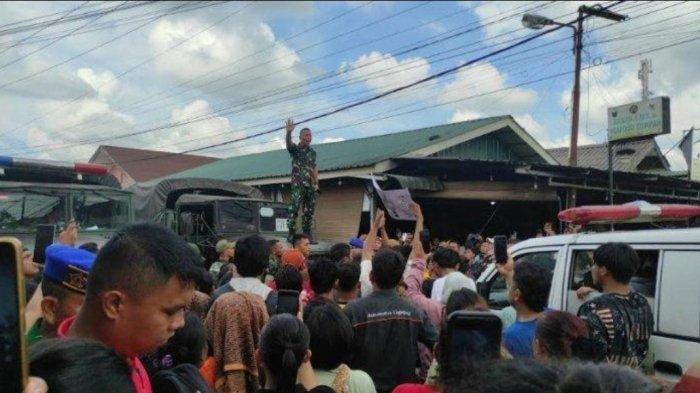 Komandan Batalyon Artileri Medan 2, Letkol Arm Herman Santoso (seragam TNI) menanggapi ratusan warga yang menggeruduk Batalyon Armed akibat sejumlah anak buahnya diduga membantai warga sipil di Desa Selamat, Kecamatan Sibiru-biru, Kabupaten Deliserdang, Sabtu (9/11/2024). Ia berjanji bertanggungjawab atas insiden yang menyebabkan korban jiwa dan luka.