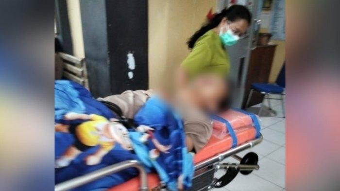 SPEED BOAT TERBALIK : Salah satu korban selamat speed boat terbalik di evakuasi di RSUD Karel Sadsuitubun Langgur, Senin (1/7/2025).