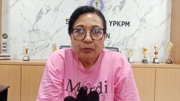 VALENTINE'S DAY - Kepala Sekolah YPKPM Ambon E. Laturiuw saat diwawancarai Tribunambon.com di terkait perayaan Valentine's Day, di ruang kerjanya, Jumat (14/2/2025). Kegiatan tersebut mengusung tema 'Cinta Mengalahkan Segalanya' , berbagai rangkaian kegiatan turut memeriahkan suasana dihari itu.