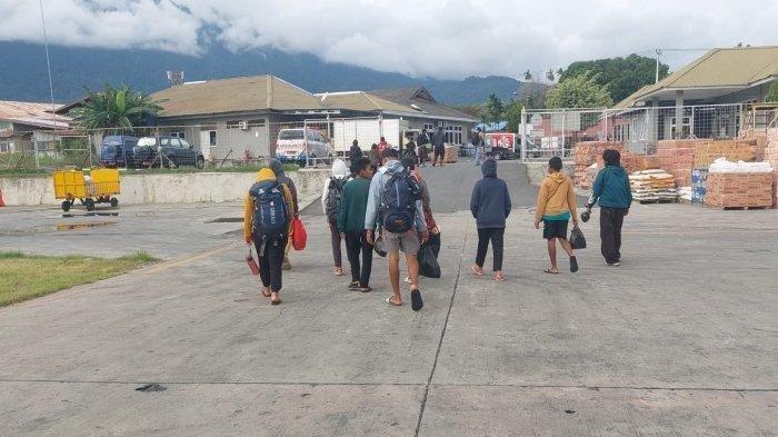 WARGA YAHUKIMO DIEVAKUASI - Suasana evakuasi pengungsi dari Yahukimo ke Jayapura menggunakan pesawat hercules milik TNI-AU, Minggu (23/3/2024). Mereka harus mengungsi usai OPM dikabarkan membakar dan membunuh rekan serta faskes dan sekolah.