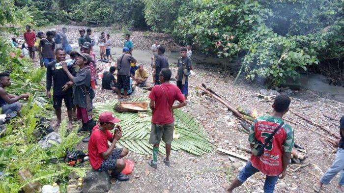 Warga Negeri Elemata dan Negeri Hatuolo di Pegunungan Seram Utara, Maluku Tengah, istirahat usai membuka jalan untuk akses mereka, Sabtu (16/11/2024).