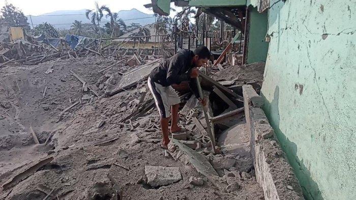 Warga di Desa Klatanlo, Kecamatan Wulanggitang, Kabupaten Flores Timur, NTT berdatangan untuk melihat kondisi puing-puing bekas rumah mereka setelah rusak dihantam material vulkanik gunung Lewotobi Laki-laki, Selasa 5 November 2024.