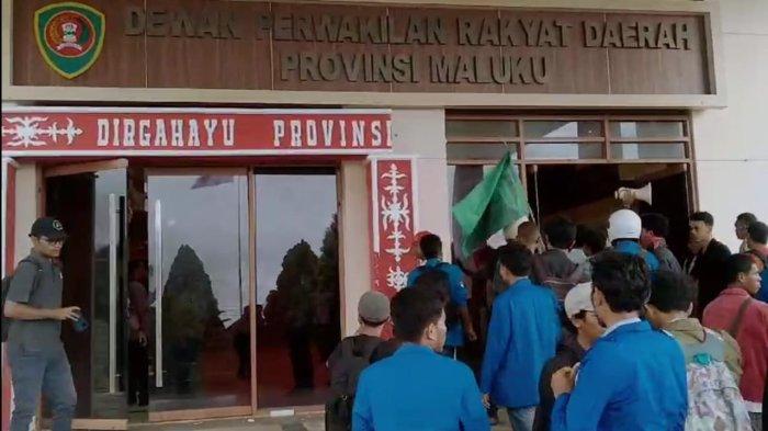 Masa aksi menolak RUU Pilkada patahkan dekorasi HUT Provinsi di DPRD Maluku, Kamis (22/8/2024).