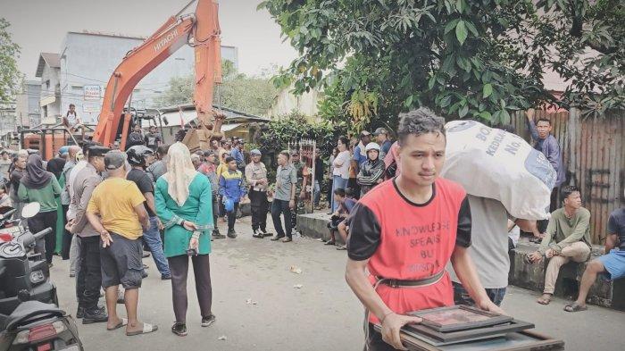 Penghuni rumah dibantu warga setempat mengosongkan perabotan sebelum eksekusi rumah di jalan Mutiara, Mardika, Kecamatan Sirimau, Kota Ambon, Selasa (3/9/2024).