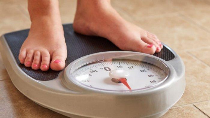 Ilustrasi mengukur berat badan