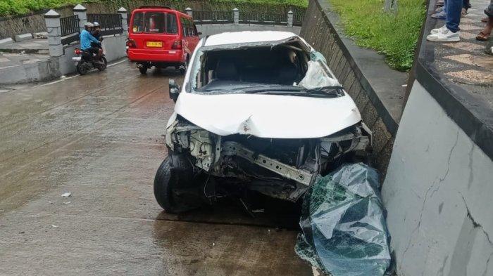 kecelakaan mobil x pembatas jalan tantui