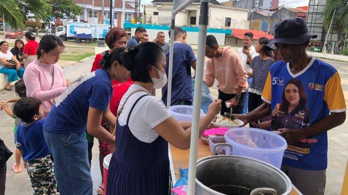 Yayasan Immanuel Ministry selenggarakan makan gratis di Tribun Lapangan Merdeka, Kamis (25/7/2024).