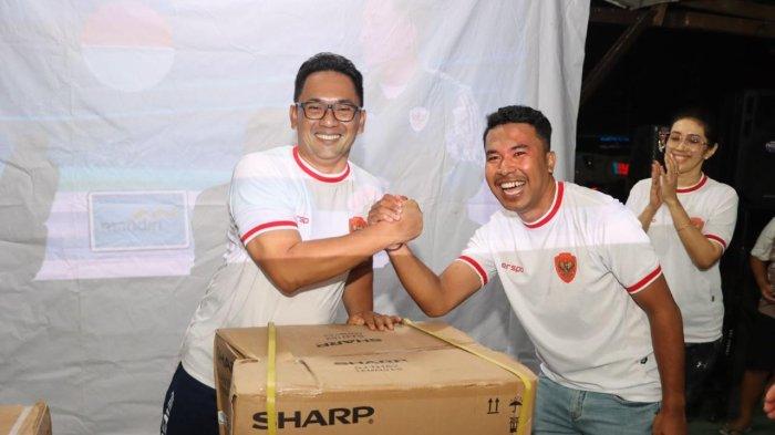 Pemberian atau undian door prize kepada penonton yang hadir dalam acara Nobar Timnas Indonesia vs China di Polres SBB