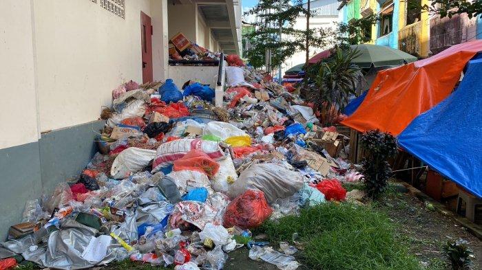 Sampah menumpuk 4 bulan tak diangkut di Gedung Pasar Mardika Ambon, Senin (30/9/2024).