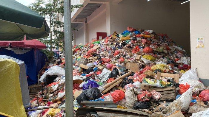 Sampah menumpuk di area gedung Pasar Mardika, Kota Ambon, Minggu (6/10/2024).