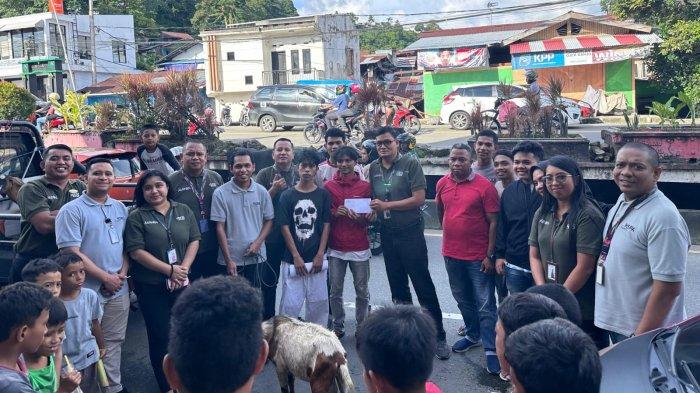 Karyawan dan Manajemen Hotel Santika Premiere Ambon memberikan sumbangan berupa hewan kurban yang dibagikan ke beberapa masjid di Kota Ambon pada Jumat (14/6/2024).