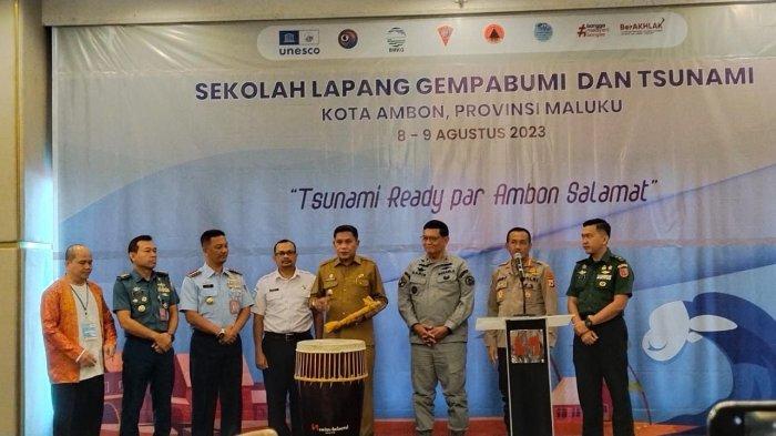 Pemkot gelar sekolah lapang gempa bumi dan tsunami di Ambon, Selasa (8/8/2023).