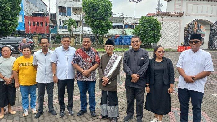 Ketua DPRD Provinsi Maluku, Benhur Watubun dan Wakil Ketua Sinode GPM Pendeta Hetharia serahkan hewan kurban kepada kepada Masjid Raya Al-Fatah Ambon, diterima langsung Imam Masjid, Hj. R. R. Hasanusi, Sabtu (15/06/2024).