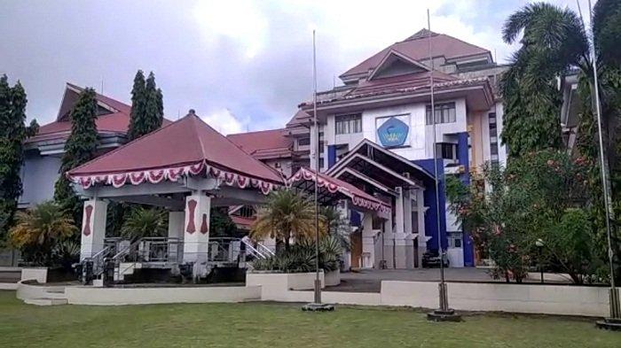 Tampak bagian depan Gedung Universitas Pattimura Ambon