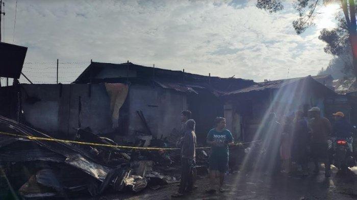 Situasi terkini rumah yang terbakar di Jalan Nabung Surbakti, Kabanjahe, Kamis (27/6/2024). Akibat dari kebakaran tersebut, menewaskan empat orang yang masih dalam satu keluarga. (TRIBUN MEDAN/MUHAMMAD NASRUL)