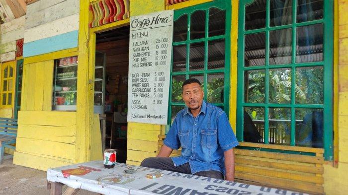 COFFE HIRA - Pemilik warung Coffe Hira, Suryan Ohorella saat diwawancarai TribunAmbon.com, Minggu (9/2/2025). Warung ini terletak di pertengahan jalan trans Seram, sekitar 51 kilometer dari Pelabuhan Waipirit, Kabupaten Seram Bagian Barat.