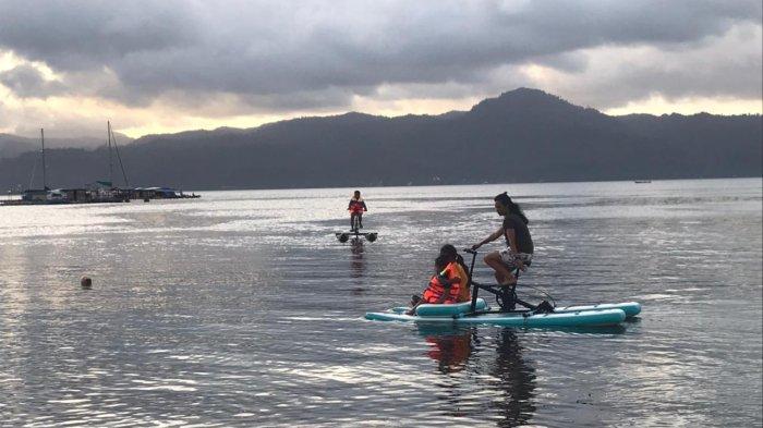 Wisata sepeda air bisa dinikmati di Taman Pantai Wainitu, Kecamatan Nusaniwe, Kota Ambon.