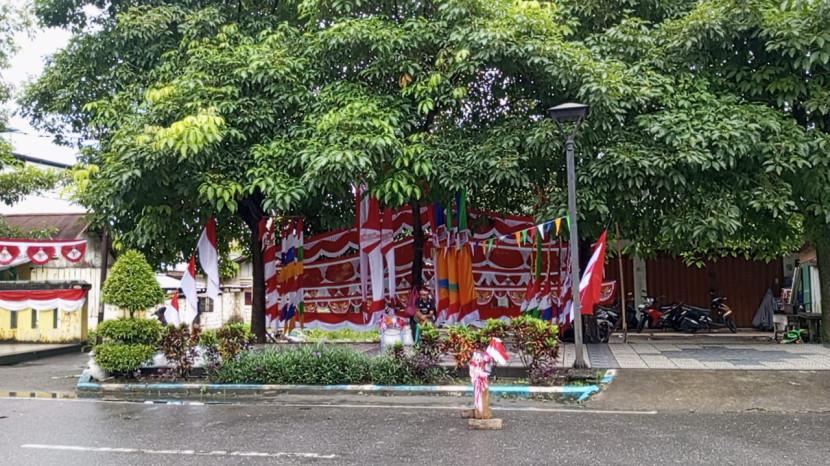 Perayaan HUT ke-80 RI, Pedagang Bendera Menjamur di Jalan Abdullah Soulissa Masohi