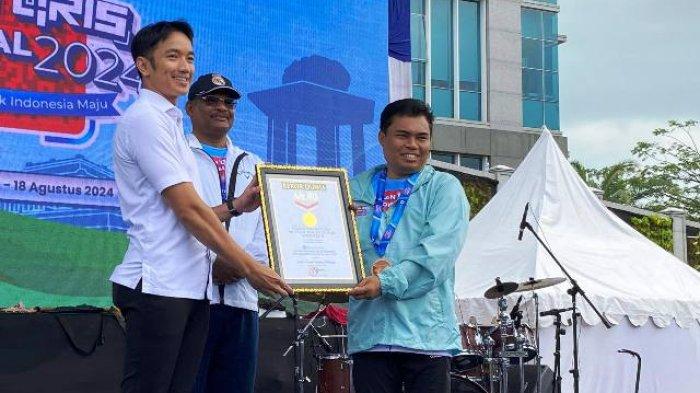 Pihak MURI menyerahkan piagam penghargaan kepada Kepala KPwBI Babel Rommy Sariu Tamawiwy, Minggu (18/8/2024).