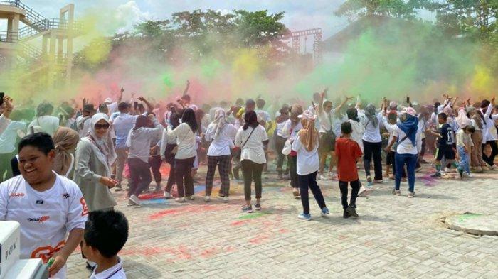 COLOR RUN - Keceriaan peserta color run di kawasan Pantai Pasir Padi, Kota Pangkalpinang, Minggu (3/11/2024). Color run menjadi pembuka Festival Layang-Layang 2024 yang diselenggarakan Dinas Pariwisata Kota Pangkalpinang bekerja sama dengan Dinas Pariwisata Provinsi Kepulauan Bangka Belitung.