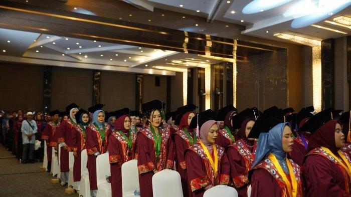 WISUDA - Institut Citra Internasional menyelenggarakan Wisuda XIII Tahun Akademik 2023/2024 di Novotel Bangka Hotel & Convention Centre, Sabtu (30/11/2024). Sebanyak 315 wisudawan yang diwisuda.