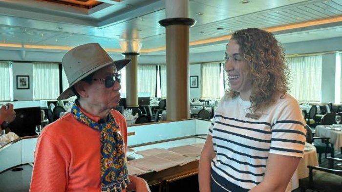 Johnnie Sugiarto, owner El John Group selaku pemilik Parai Beach Resort & Spa, mendapatkan penjelasan dari PR Paul Gauguin Cruise saat berkunjung ke kapal pesiar tersebut.