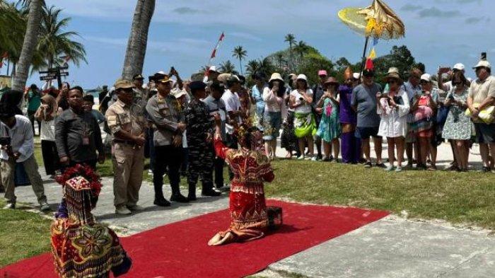 Penyambutan ratusan turis mancanegara di kawasan Parai Beach Resort & Spa, Kecamatan Sungailiat, Kabupaten Bangka, Kamis (3/4/2025). Para wisatawan dari berbagai negara tersebut merupakan penumpang kapal pesiar mewah, Paul Gauguin Cruise, yang singgah di perairan Pantai Parai, Kecamatan Sungailiat.