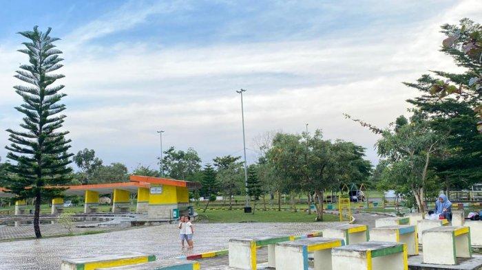 Alun-Alun Kota Kecamatan dengan taman hijau yang terawat