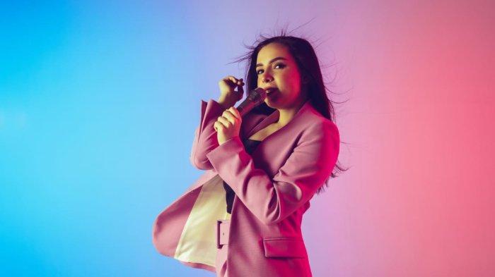 Ilustrasi menyanyi - HATI-HATI! Arti Mimpi Menyanyi Dengan Artis, Pertanda Akan Mengalami Kerugian Hingga KebangkrutanHATI-HATI! Arti Mimpi Menyanyi Dengan Artis, Pertanda Akan Mengalami Kerugian Hingga Kebangkrutan