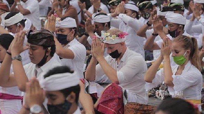 Umat sembahyang Siwaratri. 