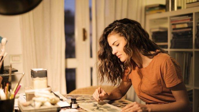 Ilustrasi melukis - Arti Mimpi Melukis Bunga, Simbol Keuntungan dan Kasih Sayang