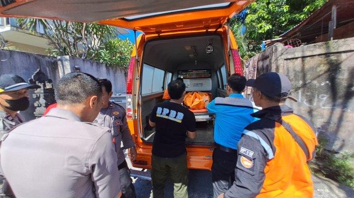 Proses evakuasi korban terjatuh kedalam sumur sedalam 3 hingga 4 meter.