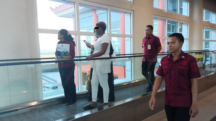 Deportasi - Petugas Imigrasi mengawal WNA yang hendak dideportasi karena melakukan pelanggaran di Bali, Kamis (6/6).