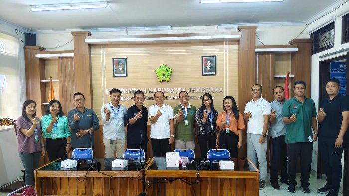 Dalam upaya mendukung visi pembangunan daerah Bali, yang berlandaskan nilai-nilai Sad Kerthi dan selaras dengan Program Asta Cita Pemerintah Provinsi Bali.

Politeknik Negeri Bali (PNB) terus berinovasi, melalui riset-riset terapan yang menjawab kebutuhan nyata masyarakat.

Salah satu implementasinya, penerapan teknologi smart farming berbasis Internet of Things (IoT) di lahan petani kakao di Kabupaten Jembrana.