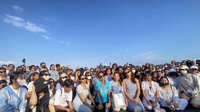 Prosesi upacara pelarungan abu jenazah Dali dihadiri ratusan penggemarnya pada, Minggu 21 Juli 2024 bertempat di Pantai Lembeng, Gianyar pada pukul 16.00 Wita.