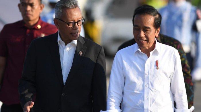 Presiden Joko Widodo (kanan) disambut Dirjen Protokol dan Konsuler Kementerian Luar Negeri Andy Rachmianto (kiri) setibanya di Bandara Internasional I Gusti Ngurah Rai, Badung, Bali, Selasa (10/10/2023).