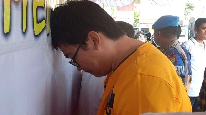 AAB (23), seorang mahasiswa Universitas Indonesia (UI) yang membunuh juniornya berinisial MNZ (19). Ia diliputi rasa cemas dan dihantui ketakutan setelah melakukan aksi kejinya hingga menghilangkan nyawa MNZ.