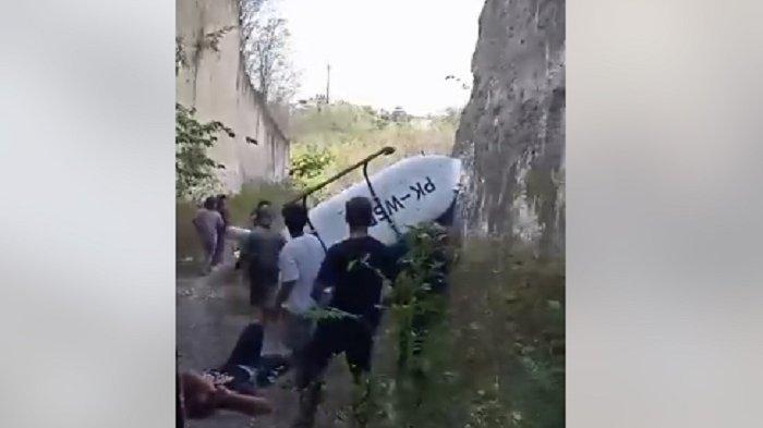 Breaking News!

Viral sebuah unggahan video di sosial media adanya satu helikopter jatuh.




Ditulis dalam unggahan video tersebut bahwa kejadian helikopter jatuh itu di daerah Ungasan.